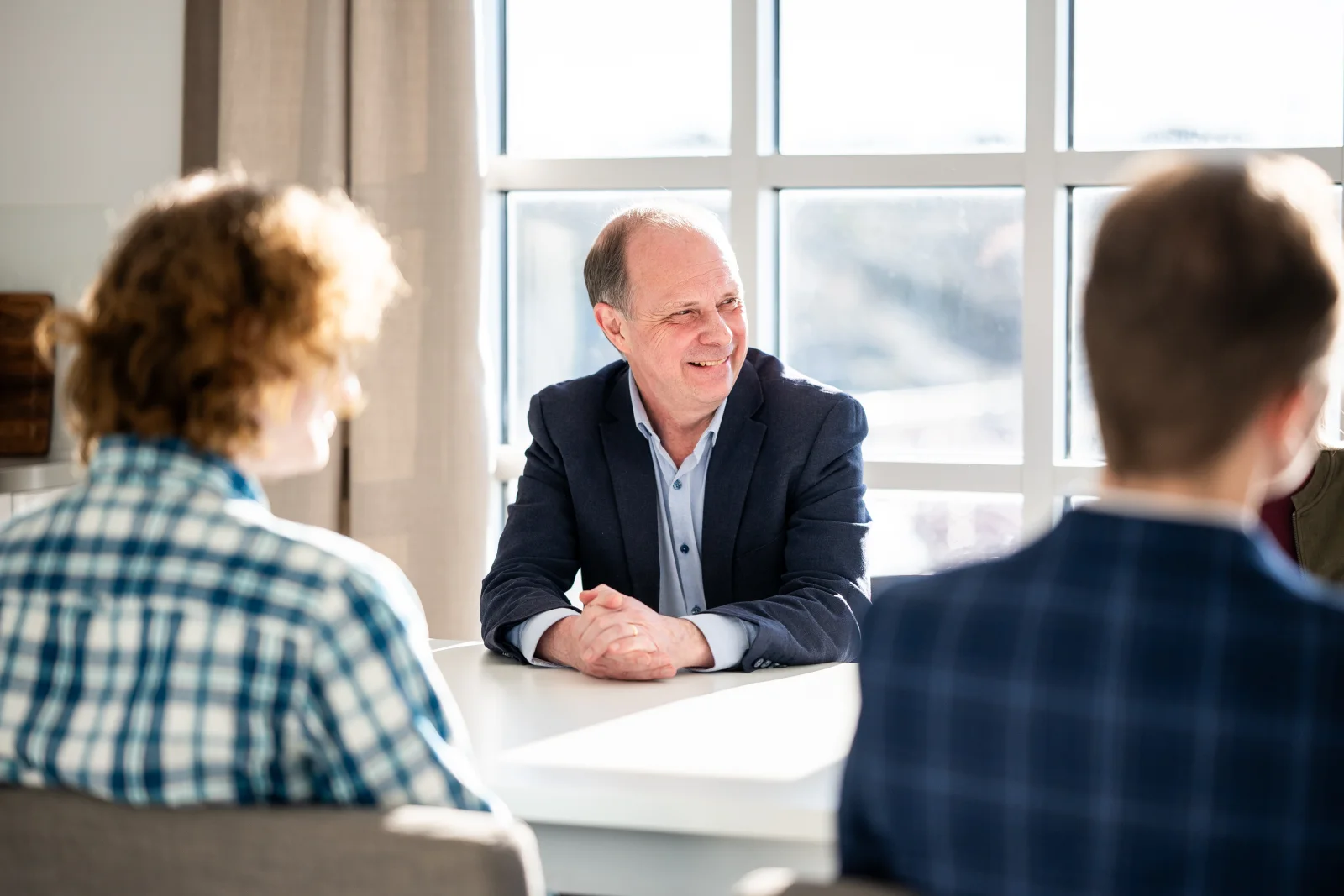 Mikael Ring in an advisory meeting at Skattepunkten