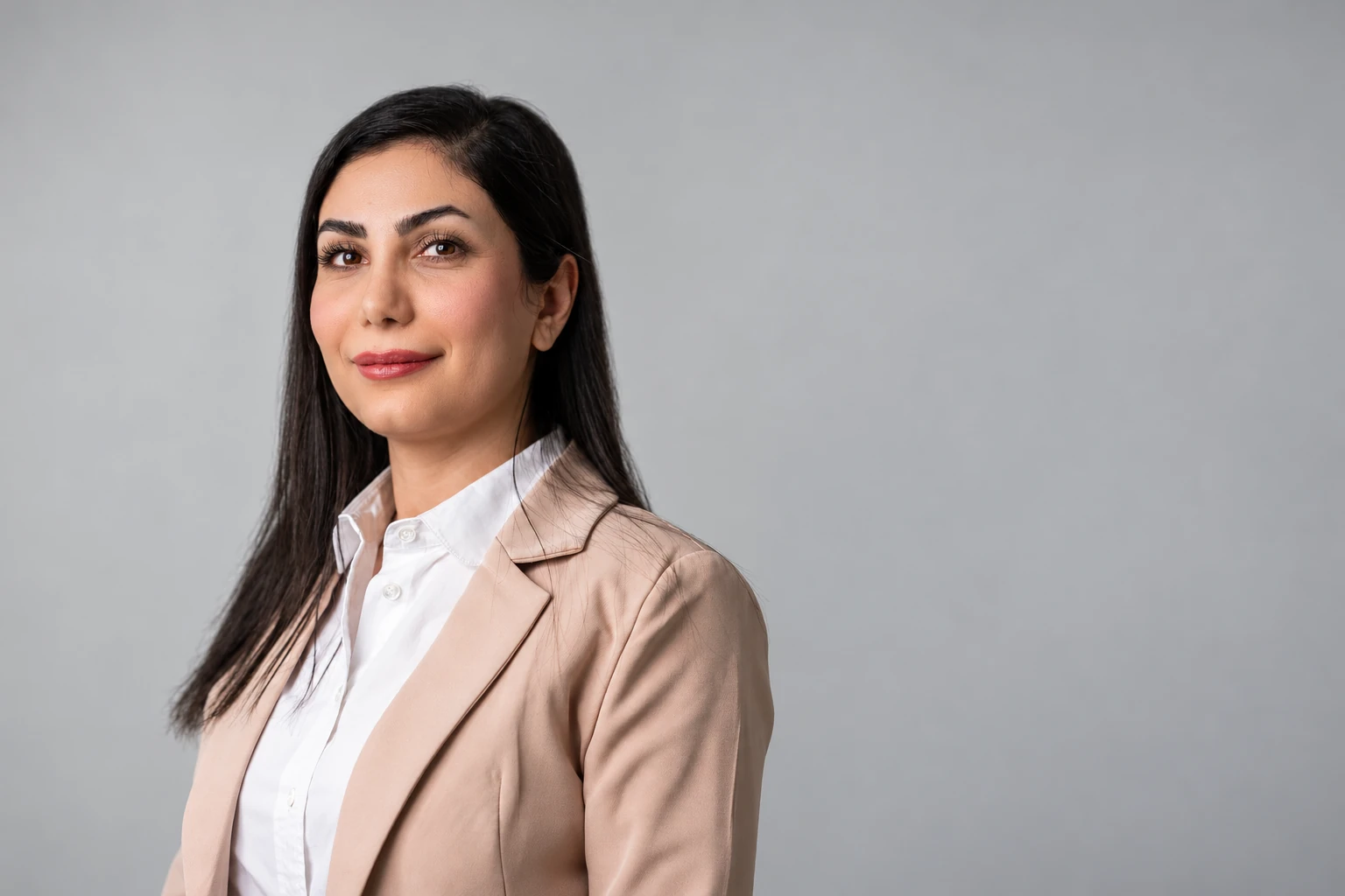 Sara Abbasi at Skattepunkten against a neutral light background