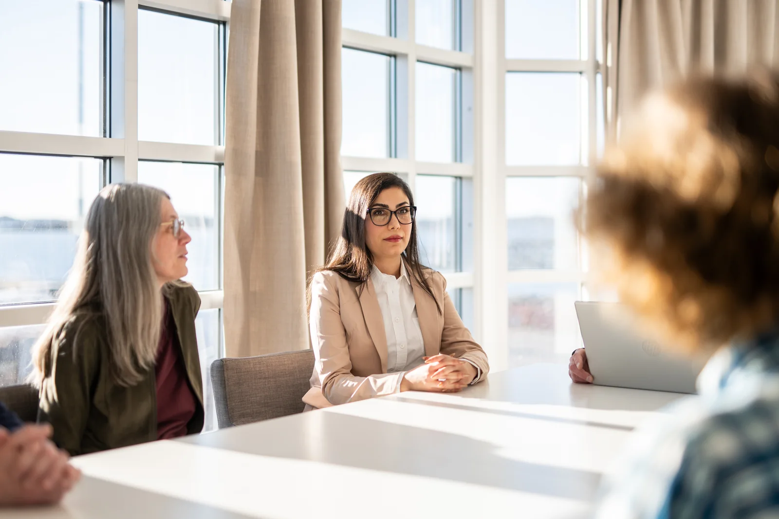 Elisabet Josefsson and Sara Abbasi in an advisory meeting at Skattepunkten